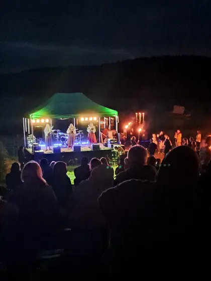 Esinemine Pangodi järve ääres muinastulede öö festivalil. — foto 1/2