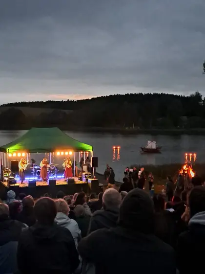 Esinemine Pangodi järve ääres muinastulede öö festivalil. — foto 2/2